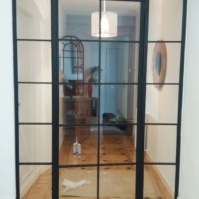 puerta abatible con fijos, de hierro y cristal