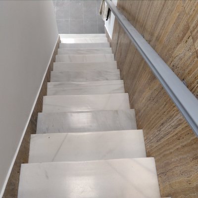 Pulido y abrillantado de escaleras de marmol blanco Macael