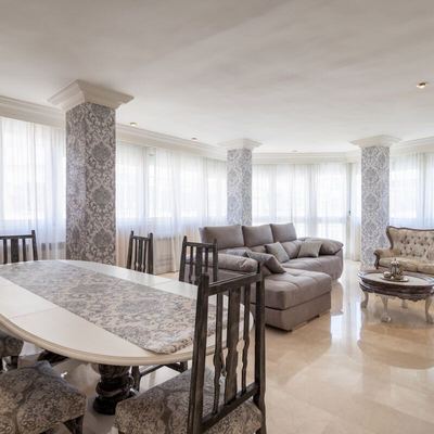 Salón decorado con papel pintado