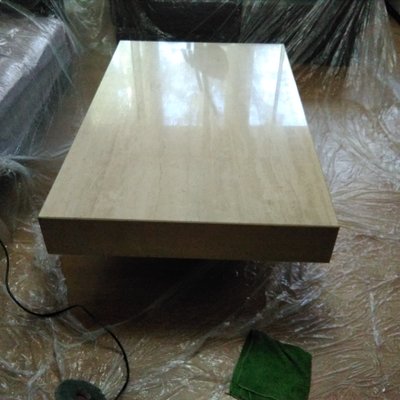 Pulido y abrillantado de mesa de marmol travertino