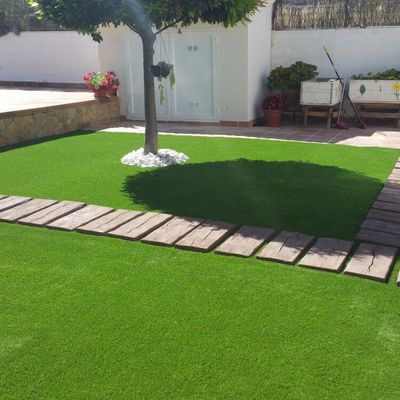 EXELENTE MONTAJE DE CESPED ARTIFICIAL