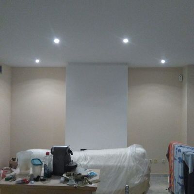 Decoración de salón con luces empotrados en  techos de yeso