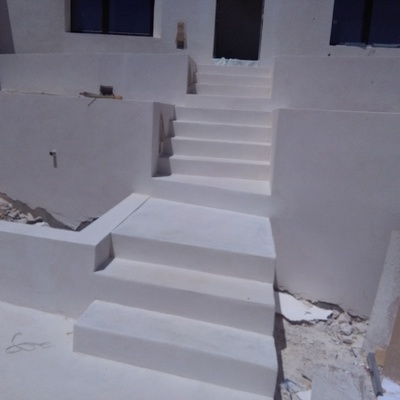 escalera de hormigón blanco pulido