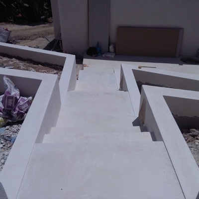 escalera exterior de hormigón pulido