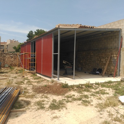 Nave con estructura metálica