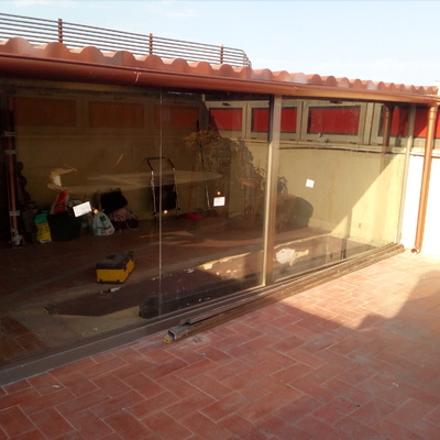 Cerramiento de aluminio inox, y techo de panel en madera