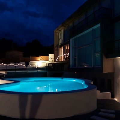 PISCINA RIÑON ILUMINADA