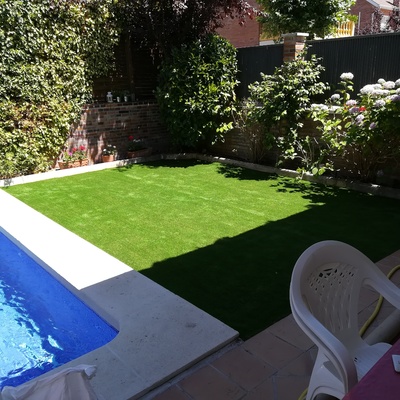 Intalacion cesped con piscina