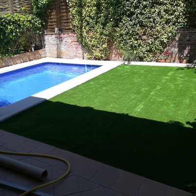 Instalacion cesped con piscina