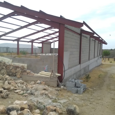 Cerrando nave con bloques de hormigón