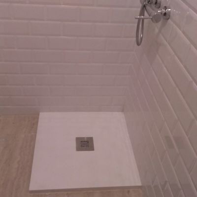 Plato de ducha pizarra blanca con azulejos blancos