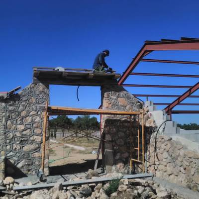 Entrada de nave con piedra