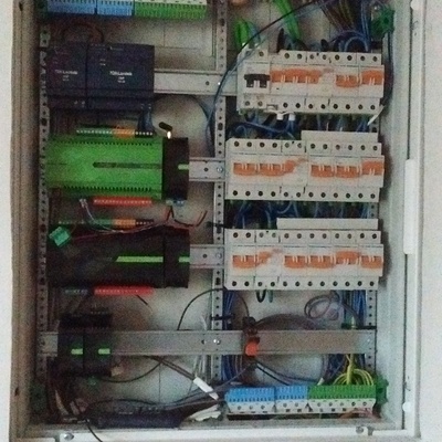 Cuadro eléctrico y extensiones de control.