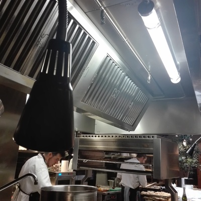 Campana extractora con luminarias