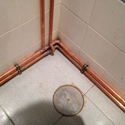 Instalación vista  echa en cobre.