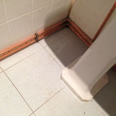 Instalación vista echa en cobre.