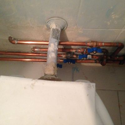 Instalación vista echa en cobre.