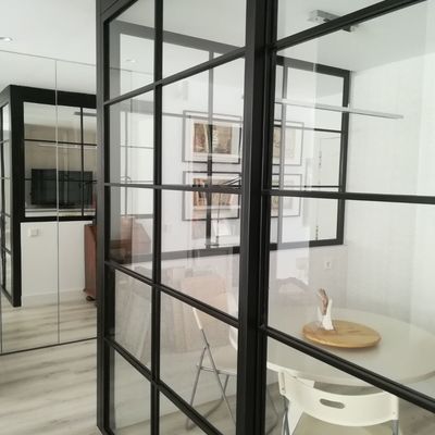 puerta corredera de estilo industrial de hierro y cristal