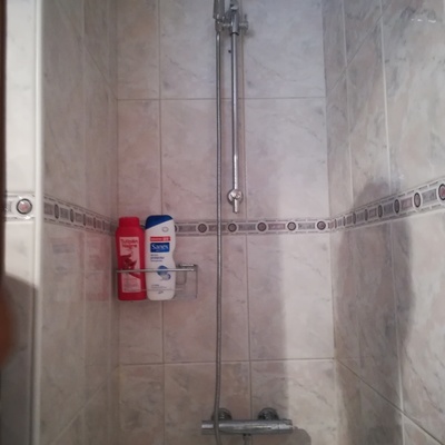 Colocación de grifo termostatatico y barra de ducha