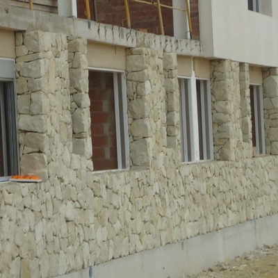 FACHADA DE PIEDRA.