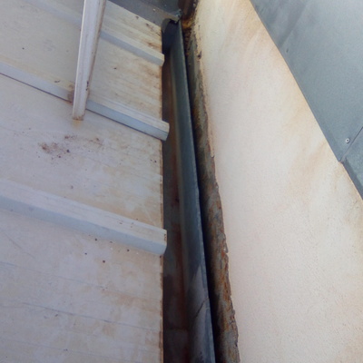 Junta de dilatación entre cubierta de naves