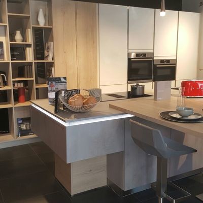 Cocina con isla y biblioteca