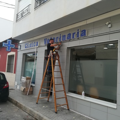 Colocacion letras luminosas.