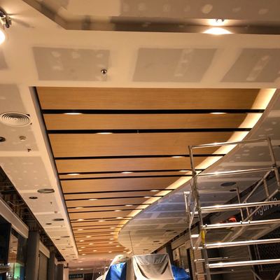 Techo curvo de madera acabado