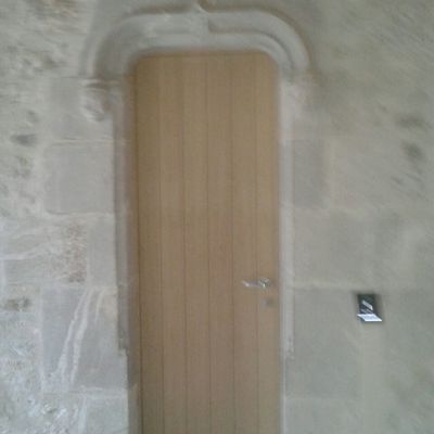 Puerta de piedra con decoracion