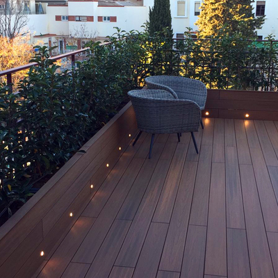 tarima exterior sintetica, iluminación exterior, jardinería