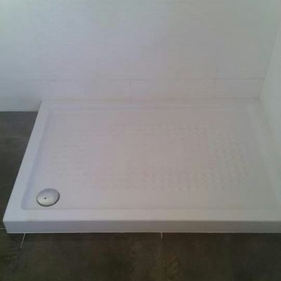 Colocación plato prefabricado baño.
