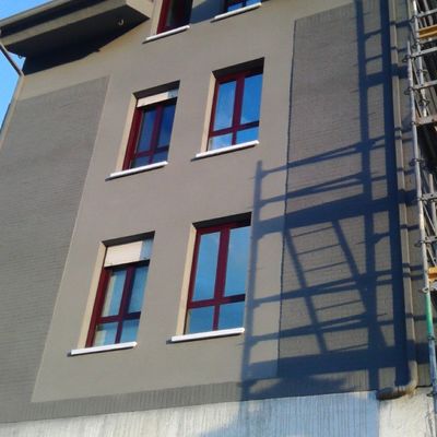 Fachada en Colloto C /Camino Real Oviedo. Proyectado de corch