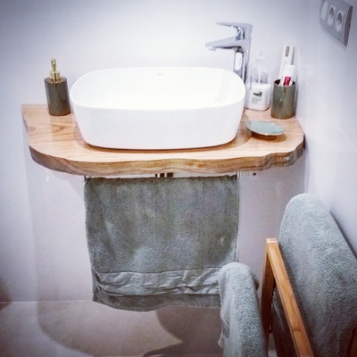 Encimera y apliques de castaño.