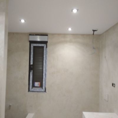 Paredes, suelos, lavabos y bañera de Microcemento