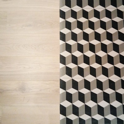 madera con baldosa hidráulica