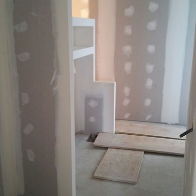 pared de armario y estanteria