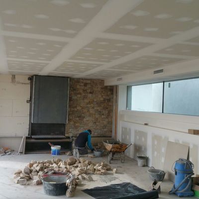 la sala con luses indirectas