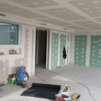 la sala con luses indirectas