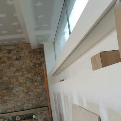 la sala con luses indirectas