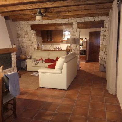 SALON CON FONDO DE PIEDRA.