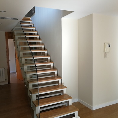 Esmaltado y barnizado de escalera sobre soporte de hierro y madera