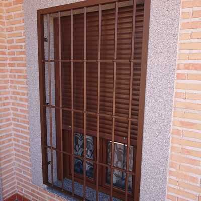 Reja hierro macizo lacada al horno en óxido marrón