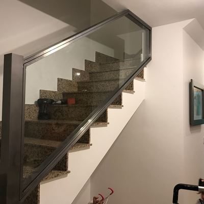 Barandilla de hierro pulido y cristal, barnizado al horno.