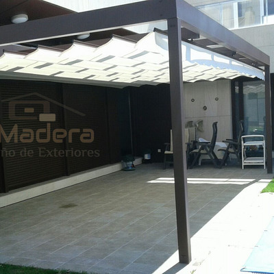 PÉRGOLA ALUMINIO ADOSADA CON TOLDO PALILLERO