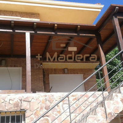 PORCHE ADOSADO A UN AGUA DE MADERA