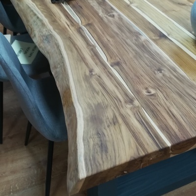 Mesa de Nogal Español, color natural.