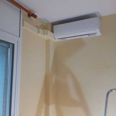 Split de Aire acondicionado con escultura cubista