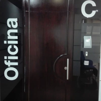 Puertas de entrada a oficinas edificio 12 estrellas