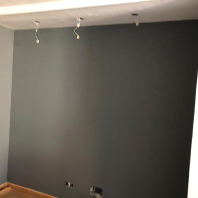 Frente de salón en tonos grises.