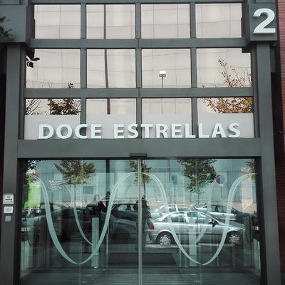 Fachada metálica edificio 12 estrellas